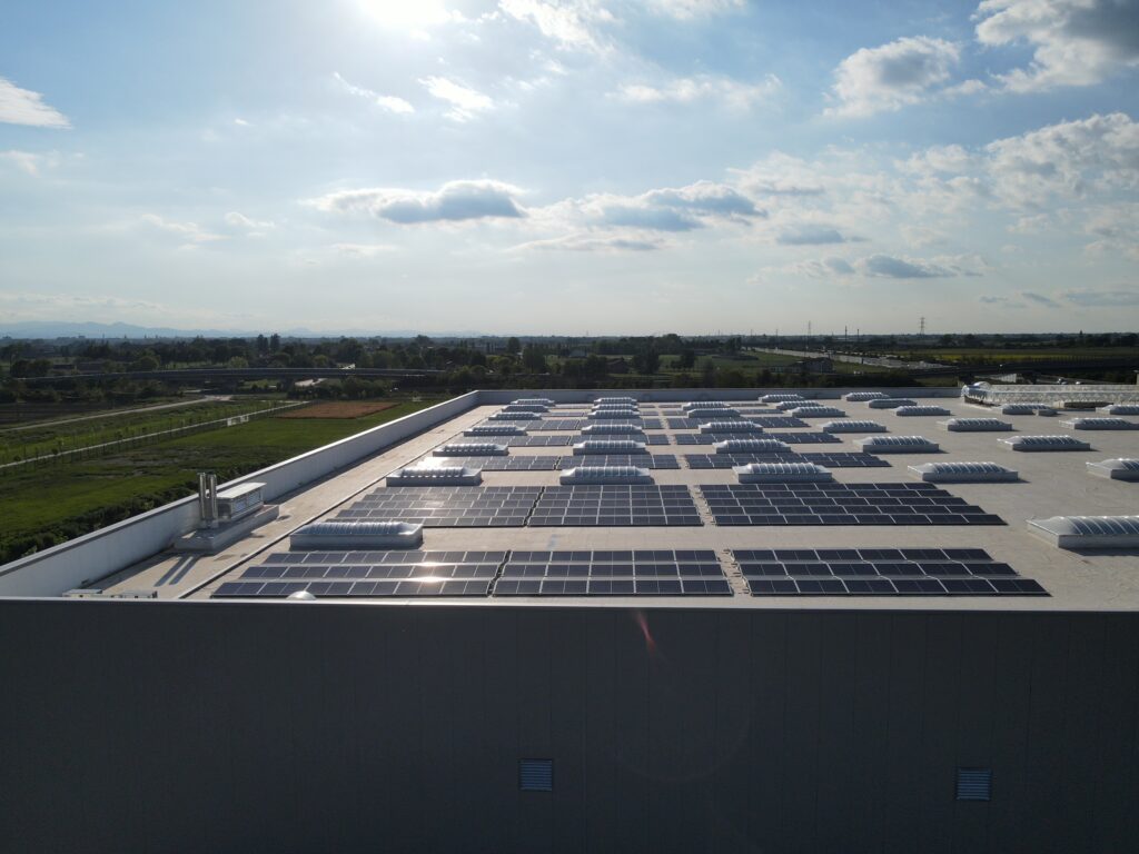Soluzioni energetiche Enerqos: impianto fotovoltaico industriale in Italia