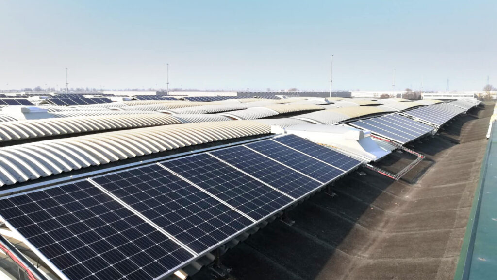 Impianto fotovoltaico per la logistica sulla copertura di un magazzino a Bologna