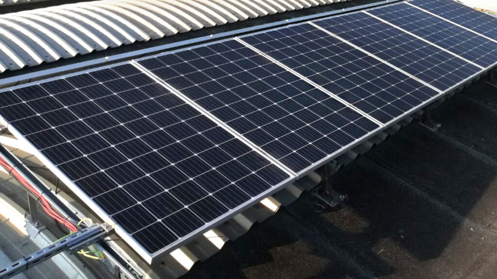 Moduli dell'impianto fotovoltaico tra i lucernari a botte del capannone logistico